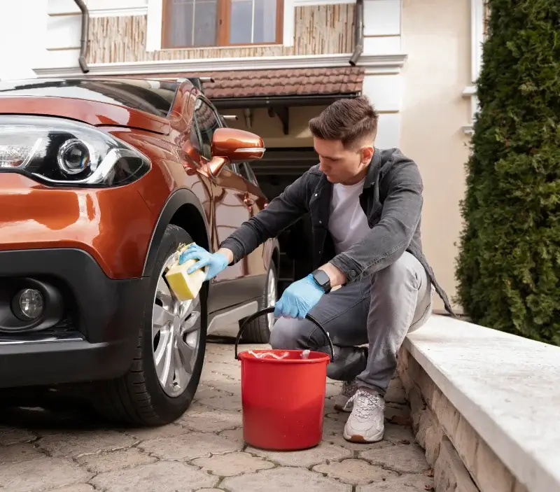 Lavage auto à domicile Saulges : professionnel intervenant sur un véhicule